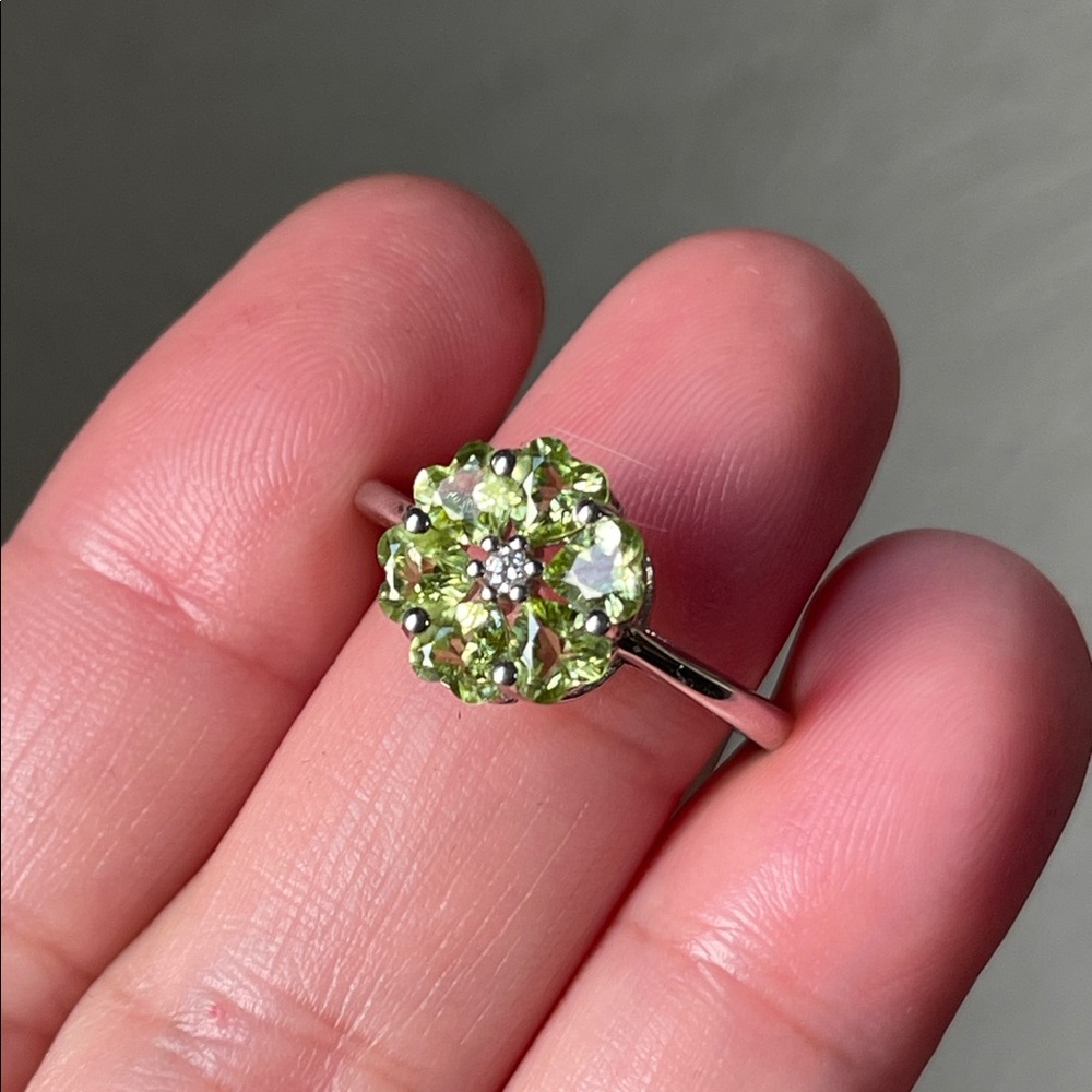NWT Natural Peridot Floral Ring in 925 Sterling Silver Size 8